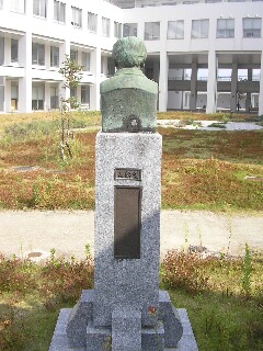 真島智茂像裏面